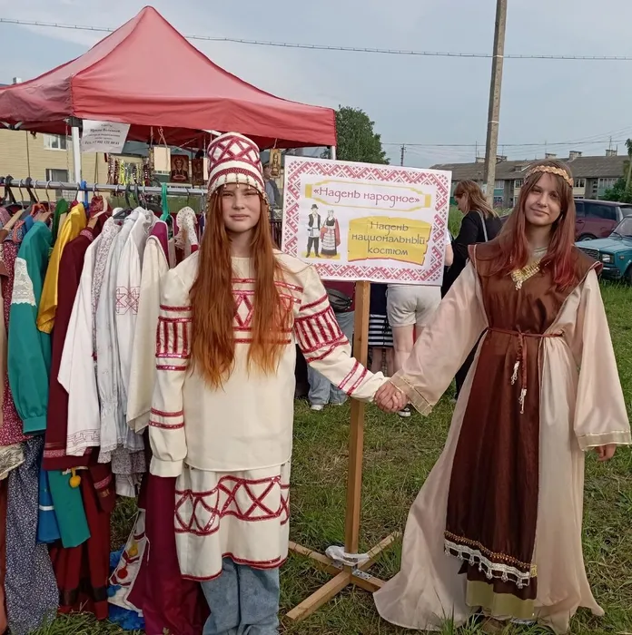 в народных костюмах