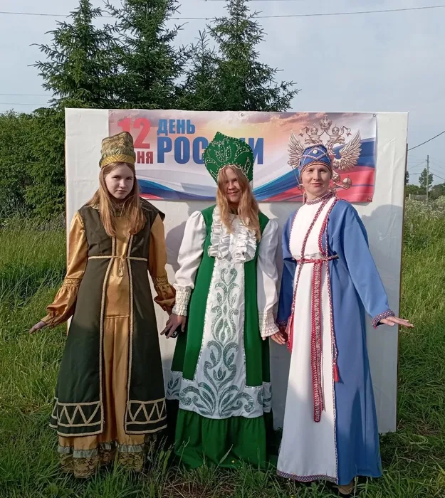 в костюмах